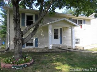8 Sommerset Dr, Jacksonville, IL 62650