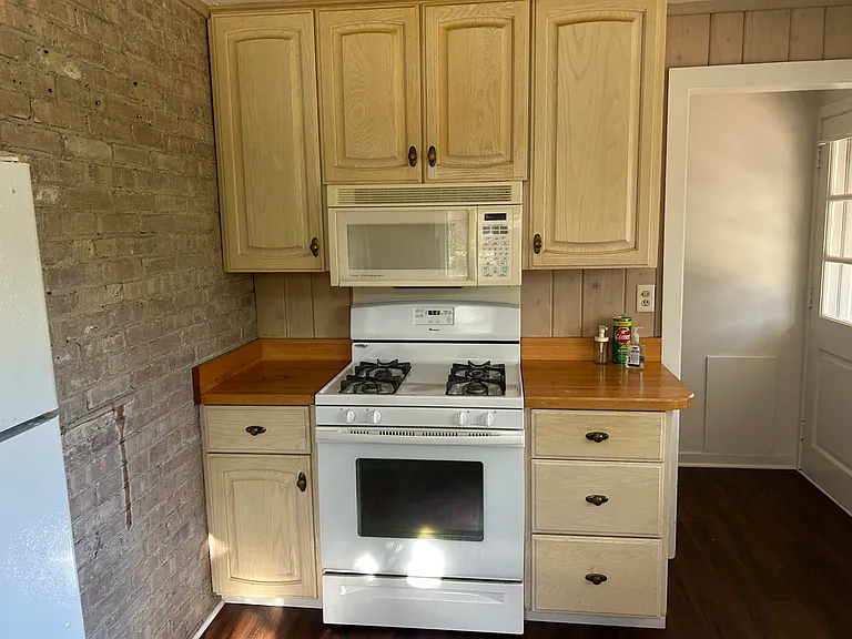 1015 Morton St — Photo 3