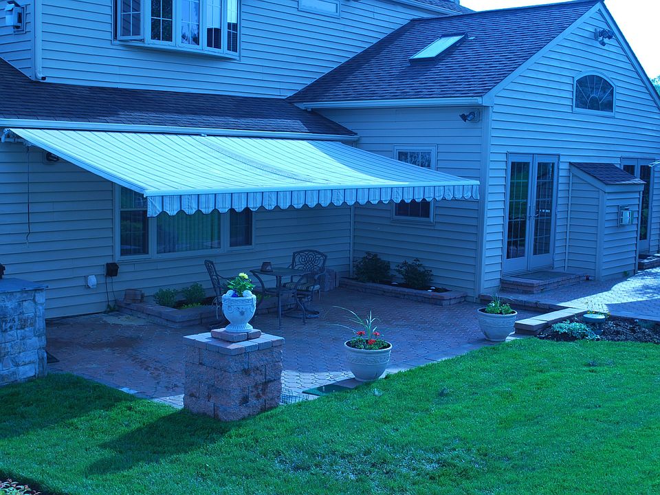 Retractable awning over EP Henry pation and built in grill