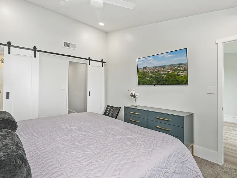 2455 Arlington Cres #C — Photo 15