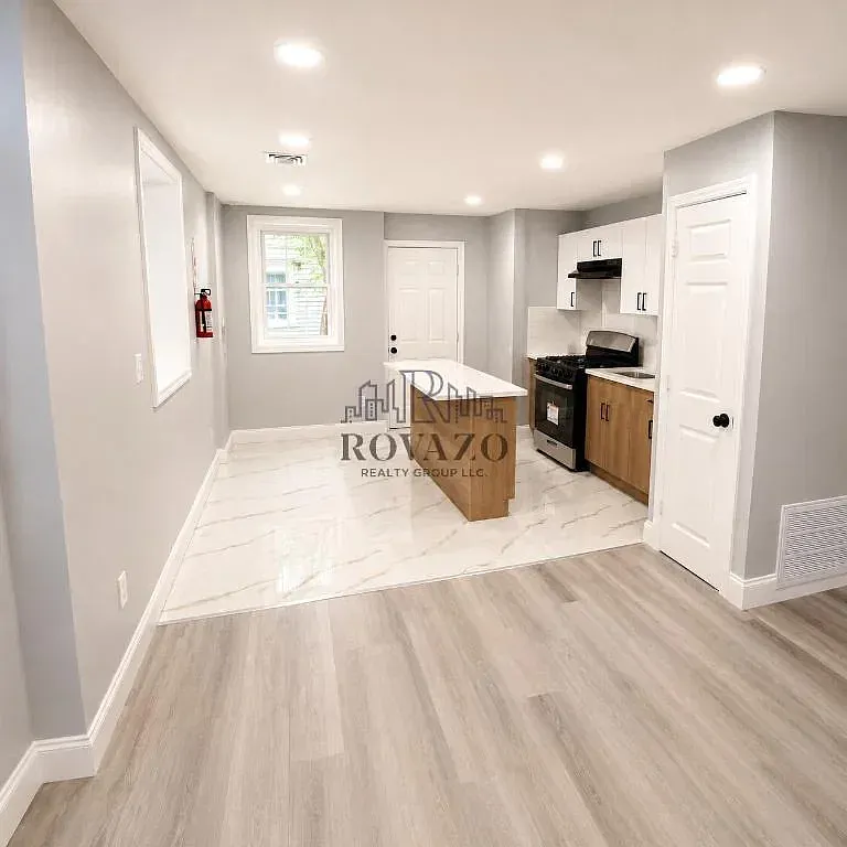 4 bed, 1.5 bath, 945 sqft, $2,550 — Photo 4