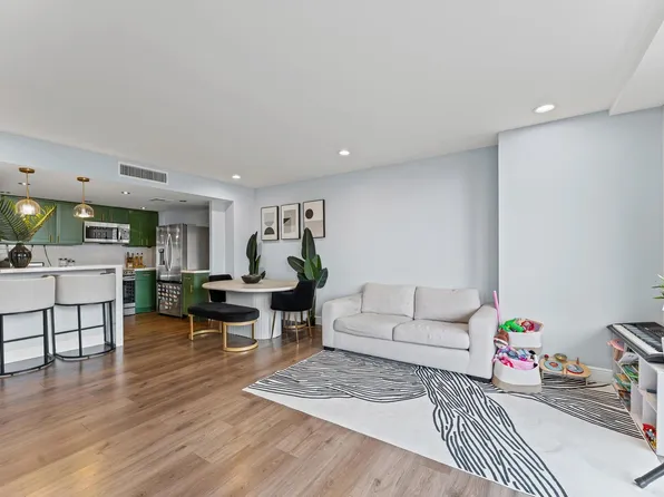 2016 Main St APT 717, Houston, TX 77002