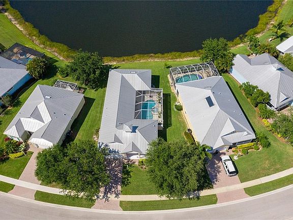 4th image of 449 NE Canoe Park Cir
