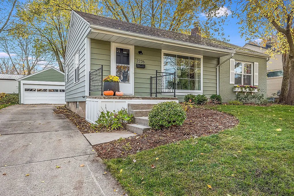2226 Audobon Dr SE photo 1