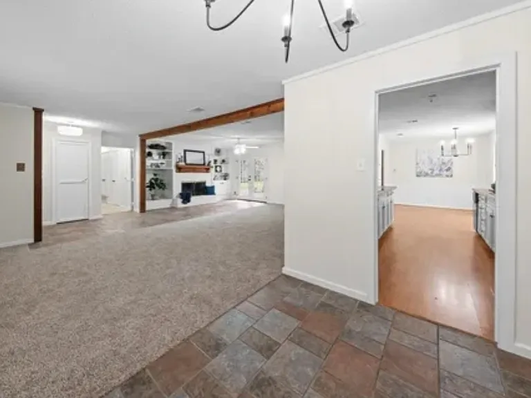 205 W Ash Ln — Photo 7