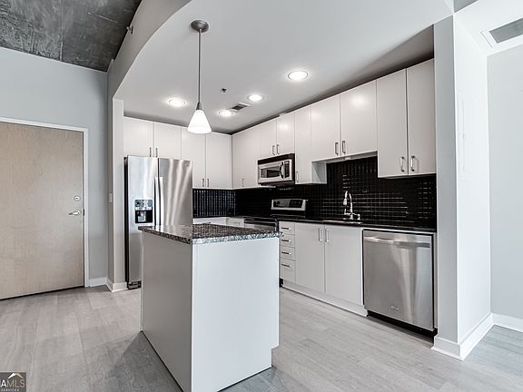 3rd image of 250 Pharr Rd #216