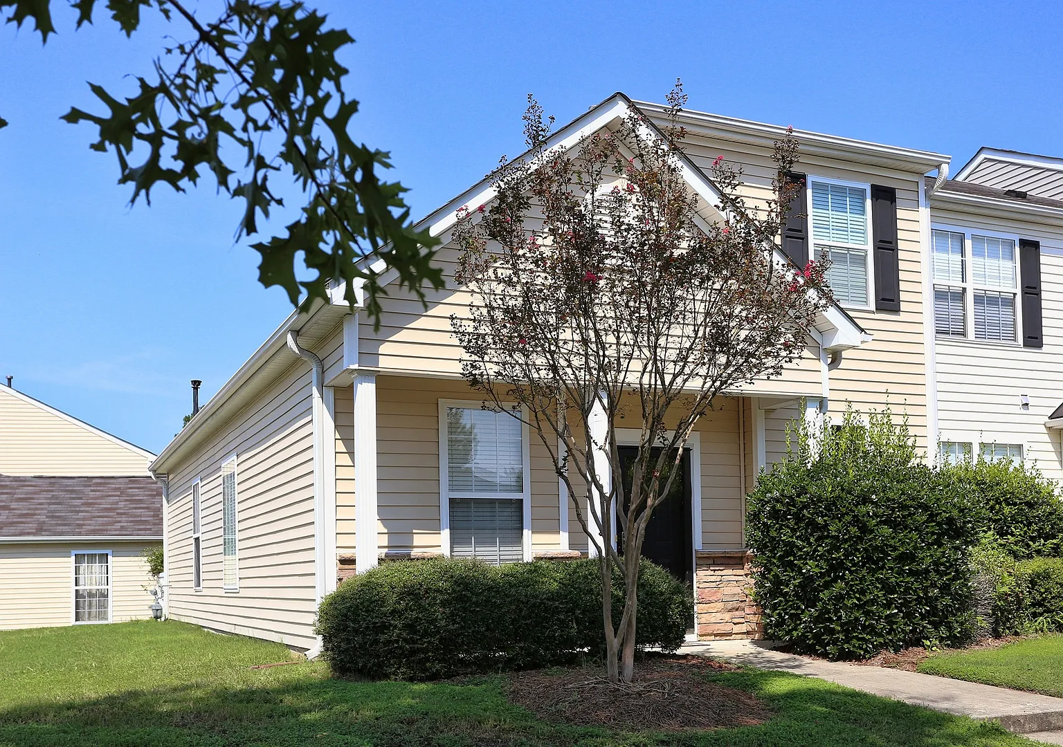 3 Bedroom, 2 Bath End Unit with Fresh Carpet and Paint in Auburn Square! — Photo 1