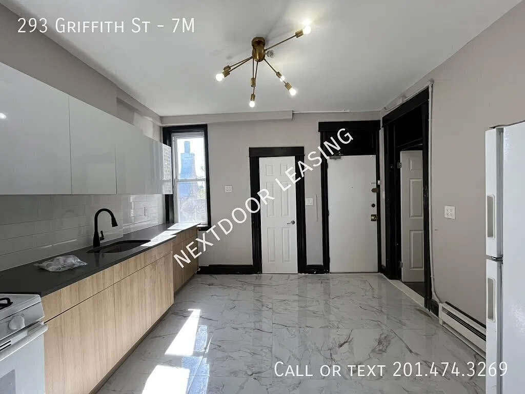 293 Griffith St — Photo 3