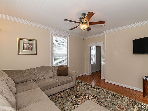 4th image of 3563 Potomac Ave