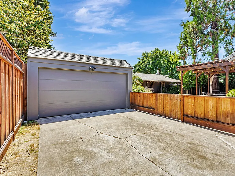 1584 Keesling Ave — Photo 32