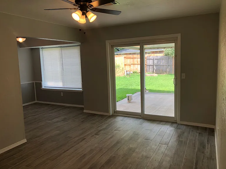 601 NW 18th Pl — Photo 3