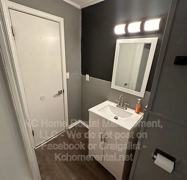 1200 E 23rd St S — Photo 26