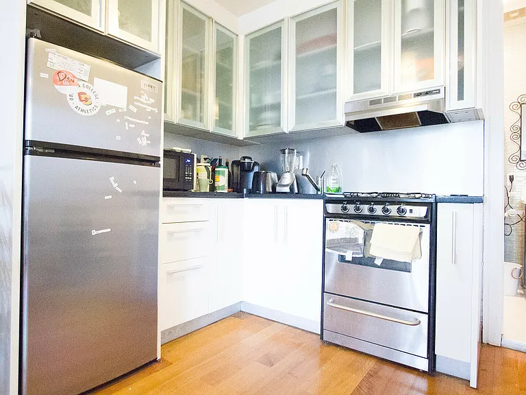 208 Evergreen Ave #2R — Photo 4