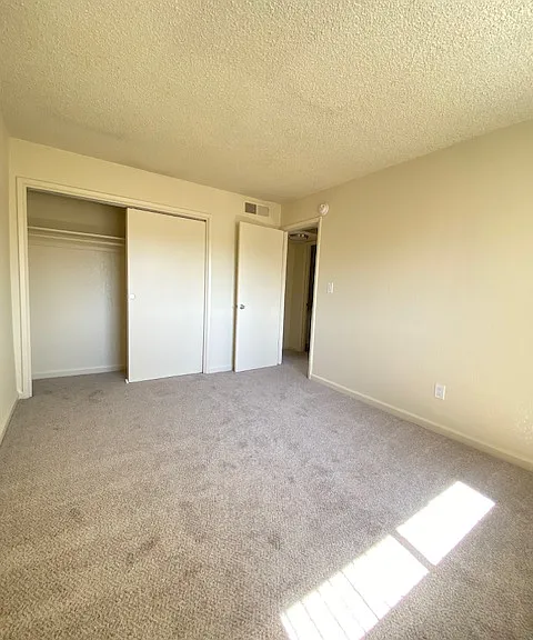 Lincoln Village Apartments — Photo 32