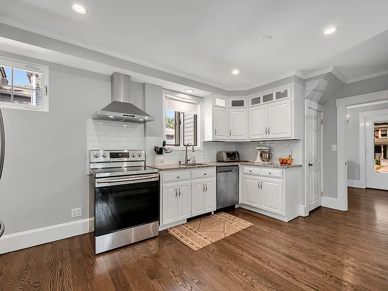29 Whitman Ave — Photo 16