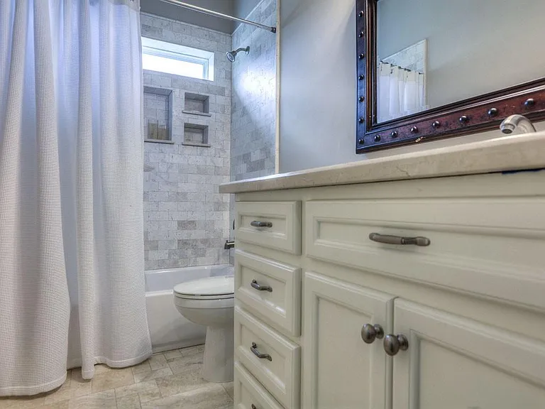 922 Alexander St — Photo 20