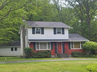 7425 W Dogwood Ln, Cresco, PA 18326