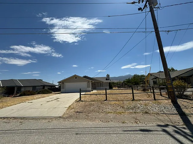 3 bed, 1027 sqft, $1,990 — Photo 1