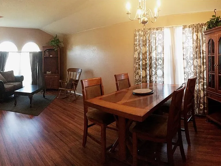 584 Arthur Dr — Photo 3