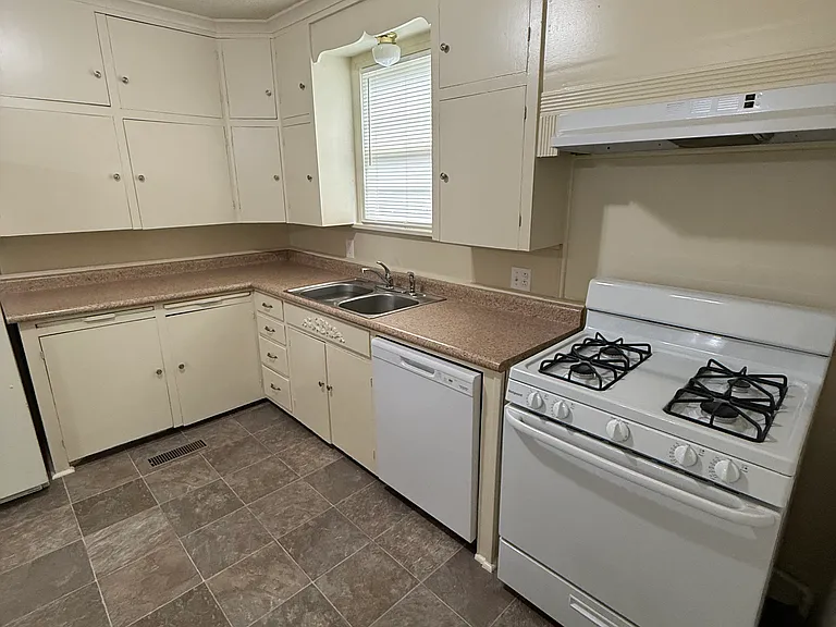 5823 Cantrell Rd — Photo 6