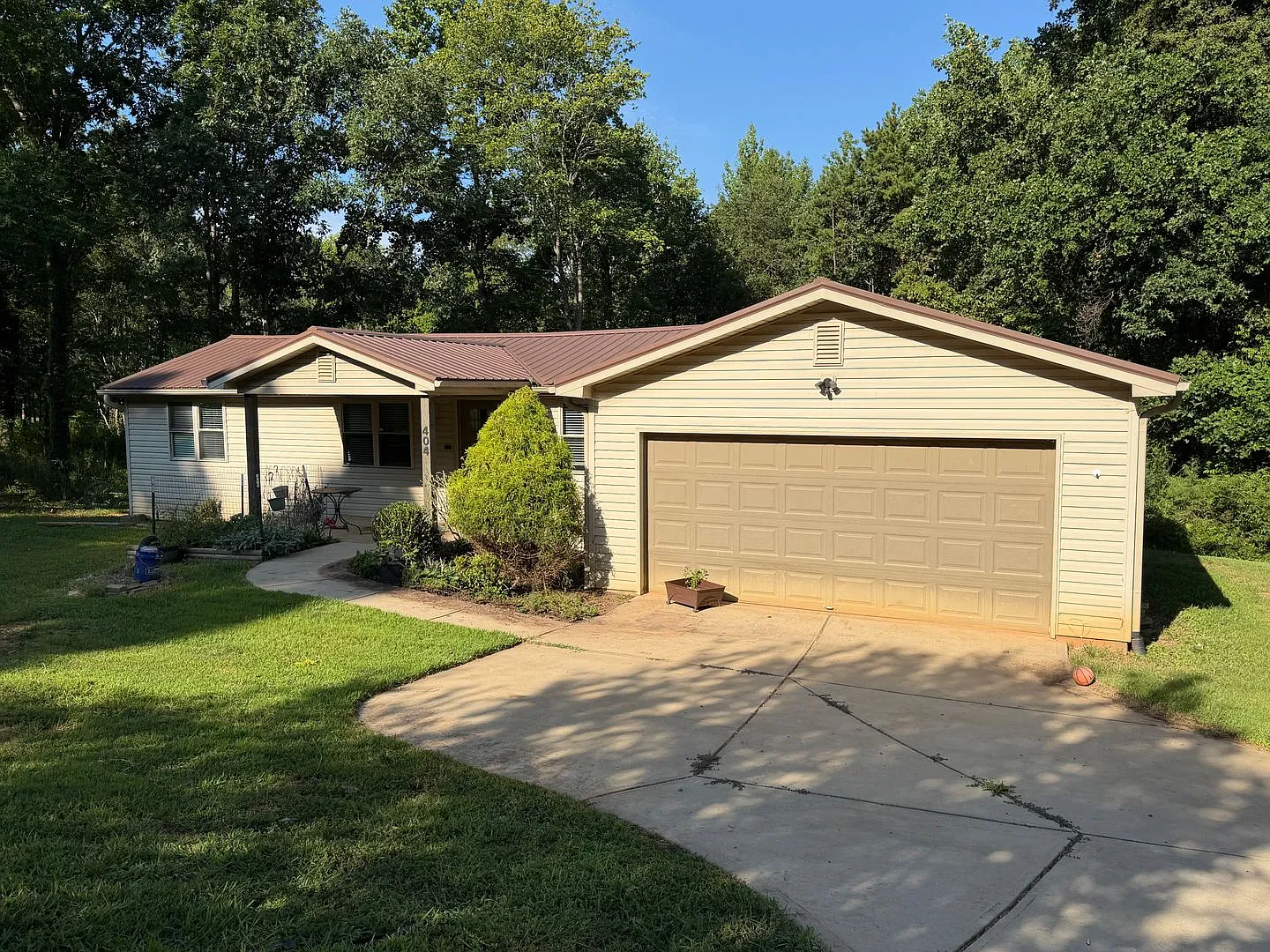 Single Family Home w/Garage — Photo 1