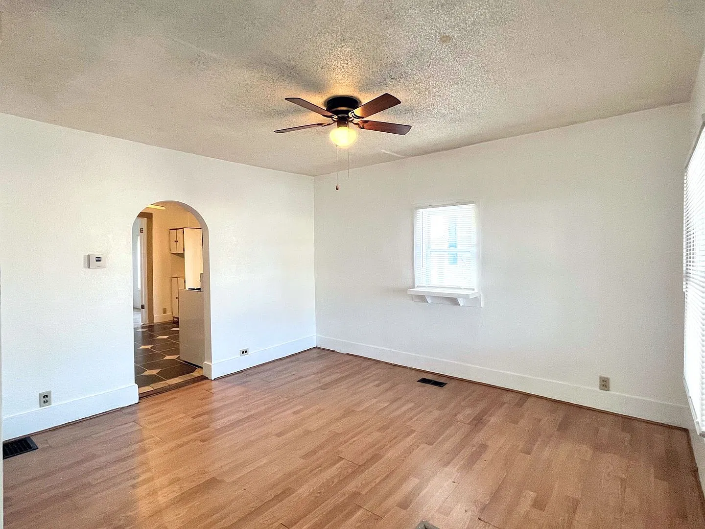Cozy 2 Bedroom 1 Bath Home — Photo 4