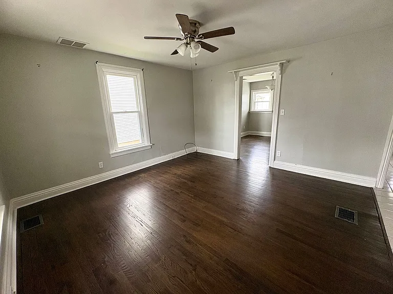 348 E Derry Rd — Photo 8