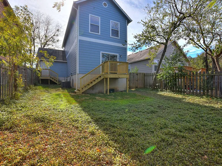917 E 3rd St — Photo 20