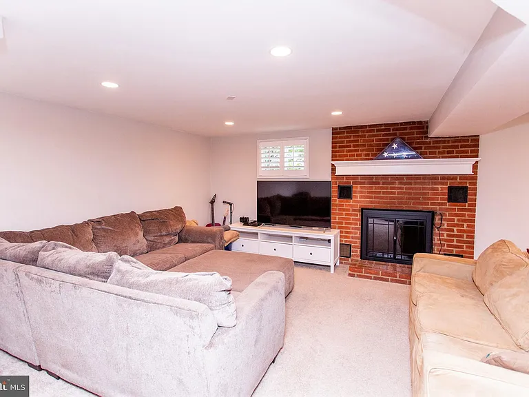 3163 Patrick Henry Dr — Photo 22