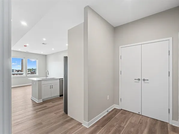 475 Communipaw Avenue image 7 of 37