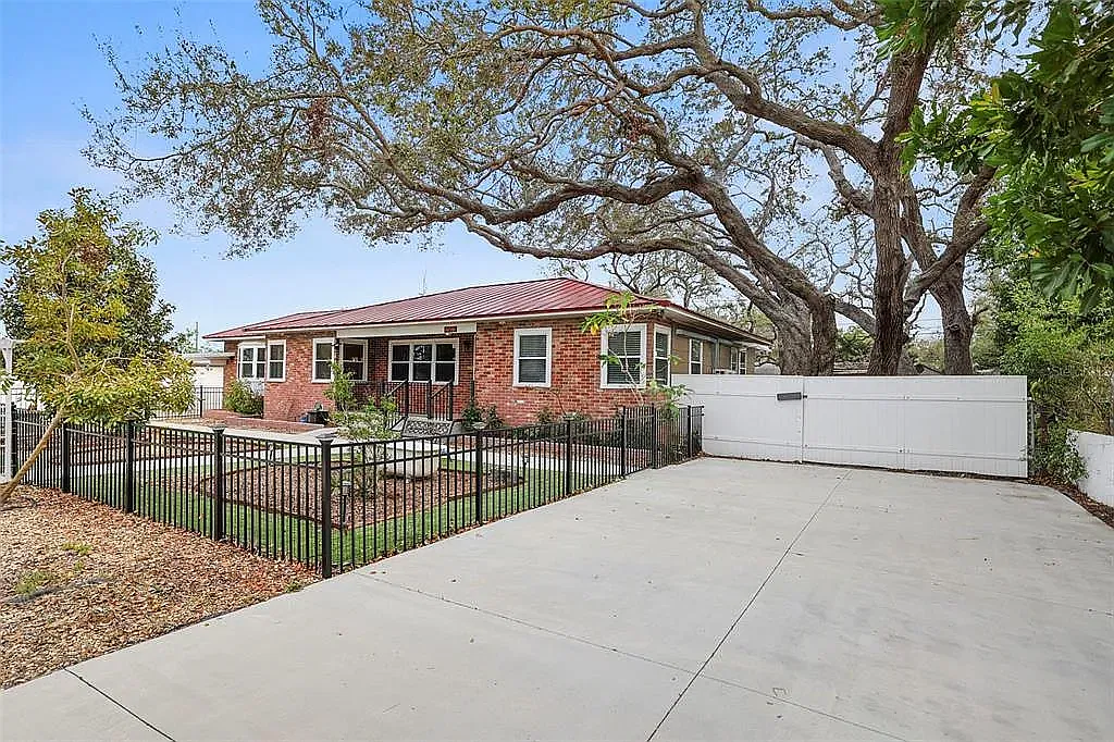 6 bed, 1894 sqft, $950 — Photo 1