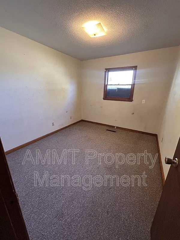 2 bed, 1.0 bath, 878 sqft, $890 — Photo 2