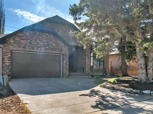 183 NE Westview Dr SW, Calgary, AB T3C 2S3