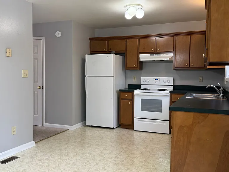 247 E Green St #B — Photo 4