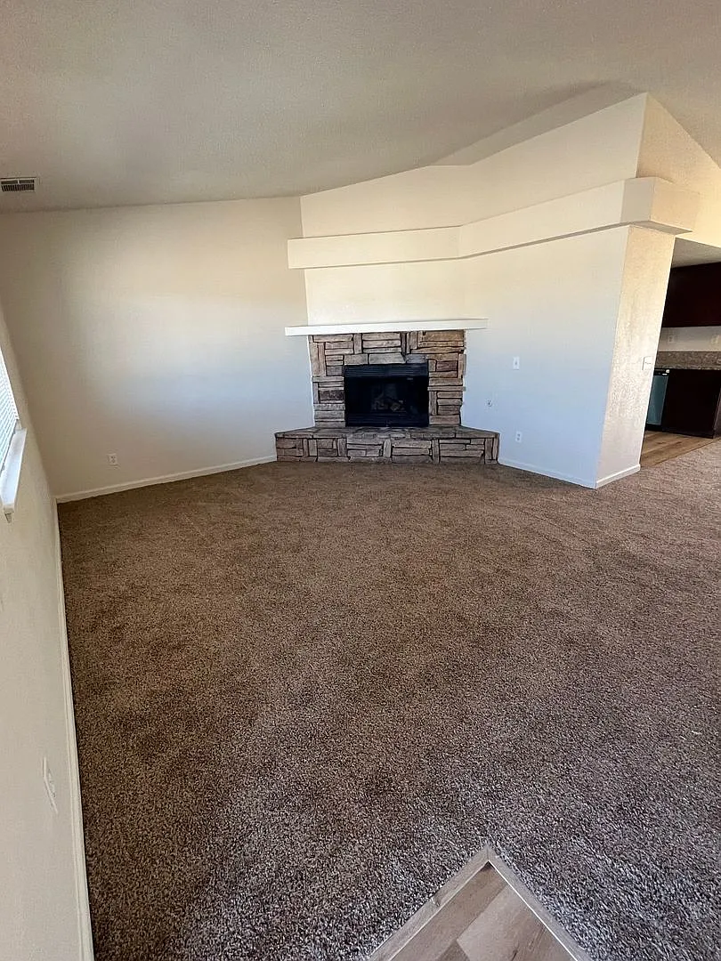 Spacious 4-Bedroom Home on a Large Lot in Hesperia — Photo 4