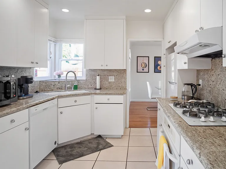 311 Irving Ave — Photo 6