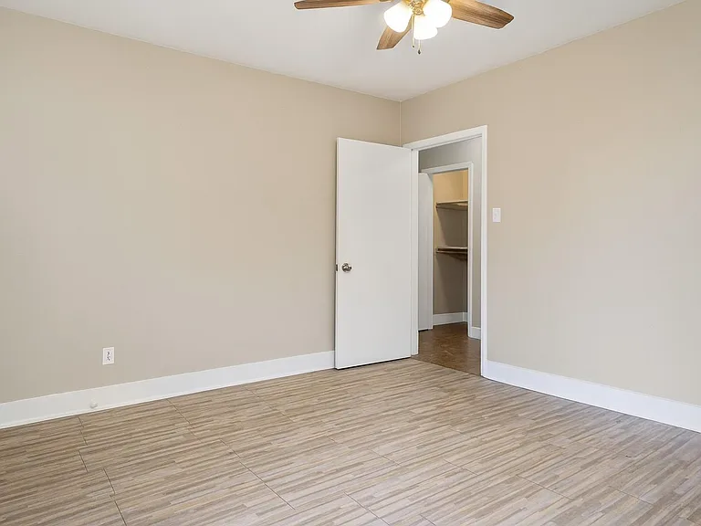 6113 Avenue Q 1/2 #2 — Photo 8
