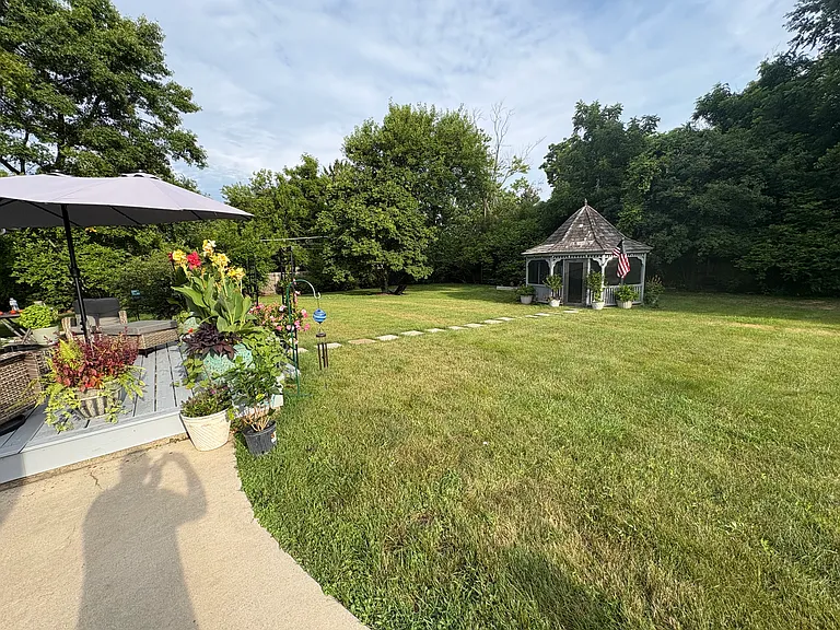 1010 Crabtree Ln — Photo 23