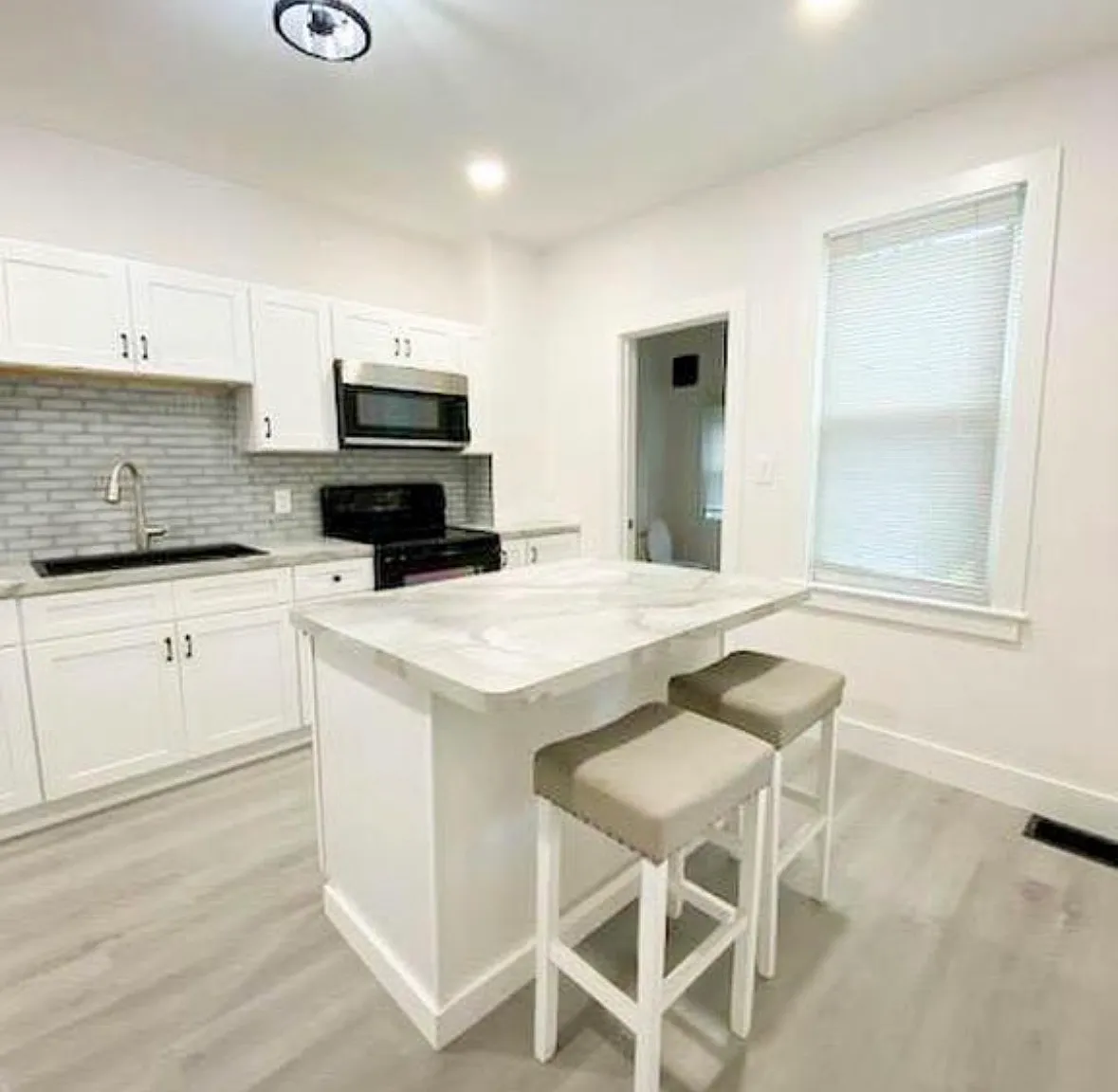 2102 Columbia Ave — Photo 4