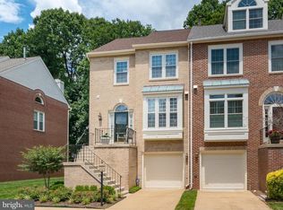 12008 Johns Pl, Fairfax, VA 22033