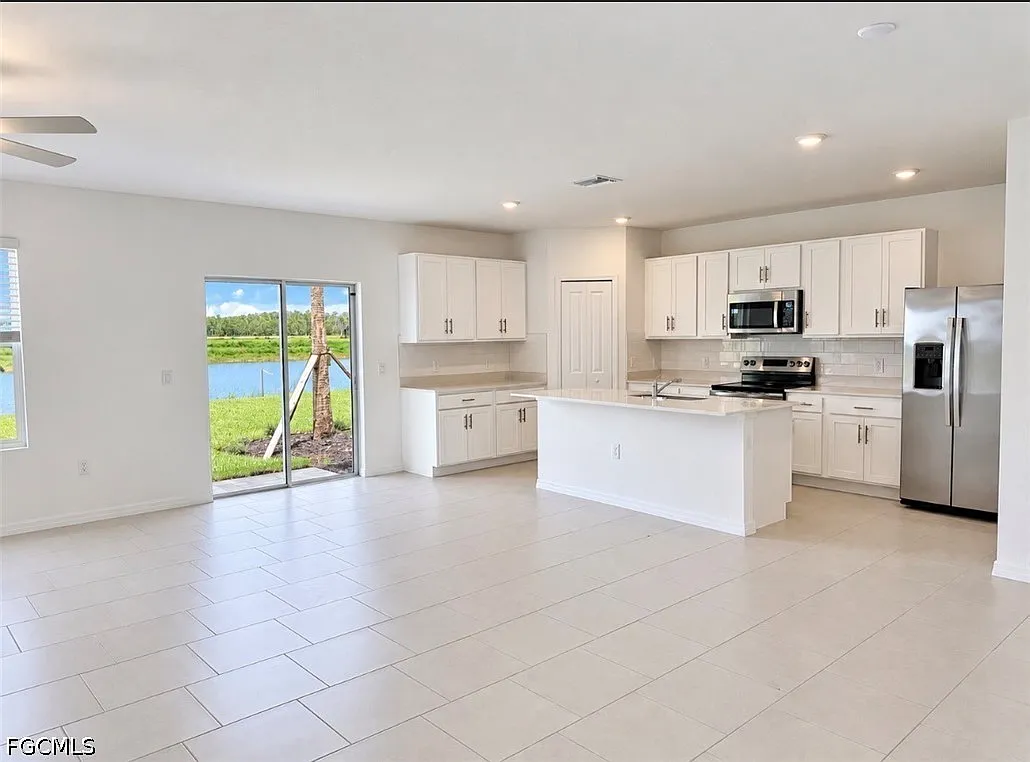 5 bed, 2.5 bath, 2112 sqft, $3,000 — Photo 3
