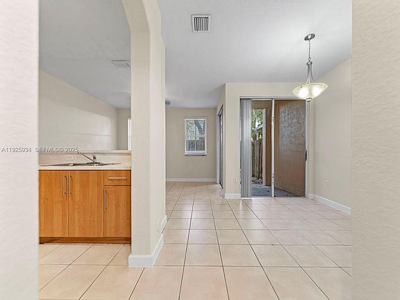 4th image of 2512 SE 15th Ct