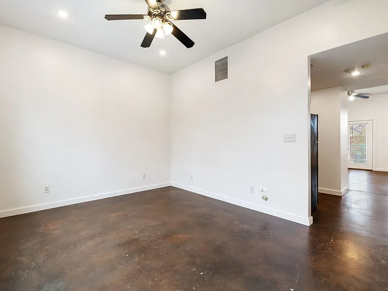 2601 East 7th Street — Photo 16