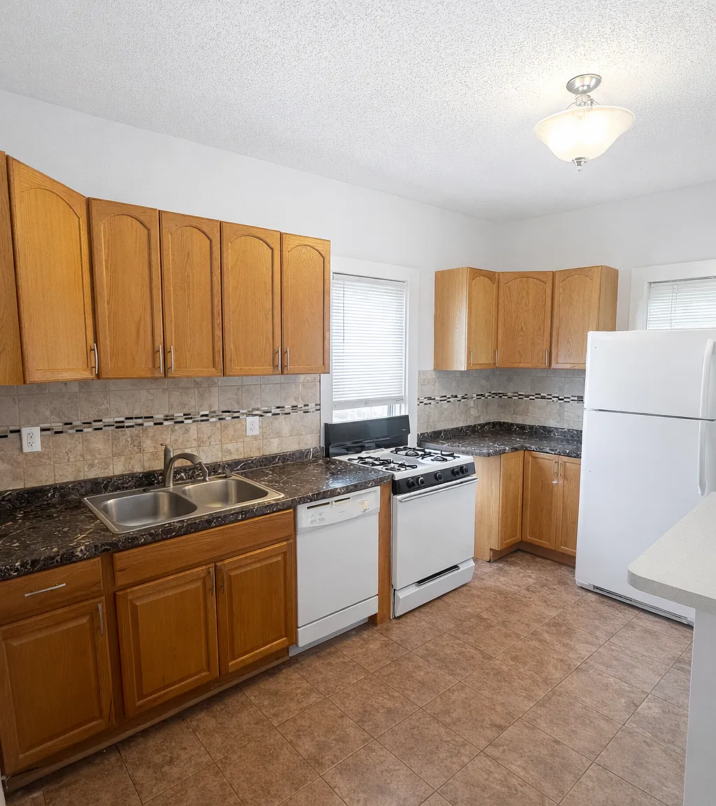 9 bed, $5,250 — Photo 2