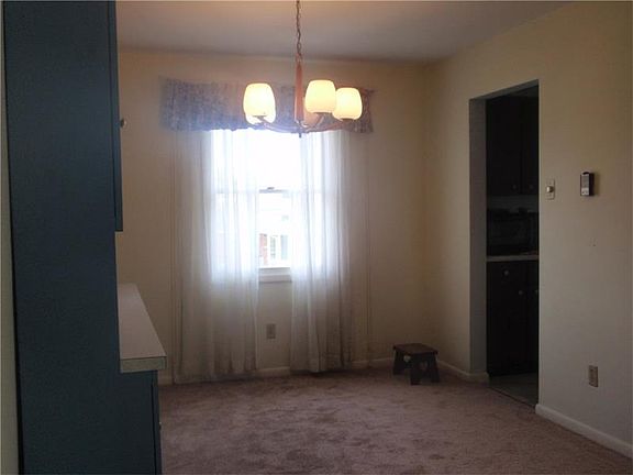 3rd image of 202 Hill St