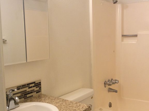 5th image of 3024 Maryland St APT 11