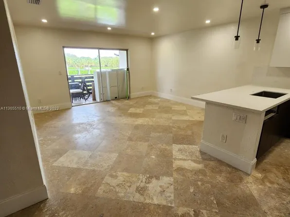 7477 SW 82nd St APT C320, Miami, FL 33143