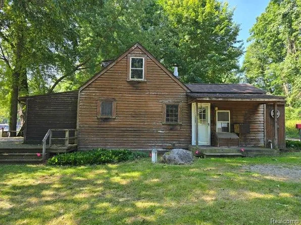 5751 Island Dr, Goodrich, MI 48438