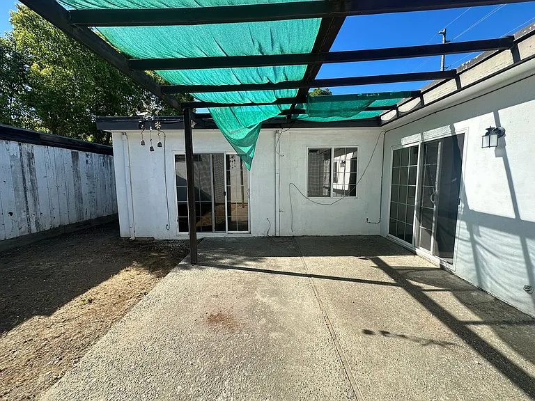 308 N Riverside Dr — Photo 18