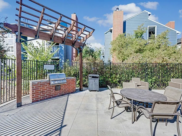 Summit Riverside Apartments — Photo 36
